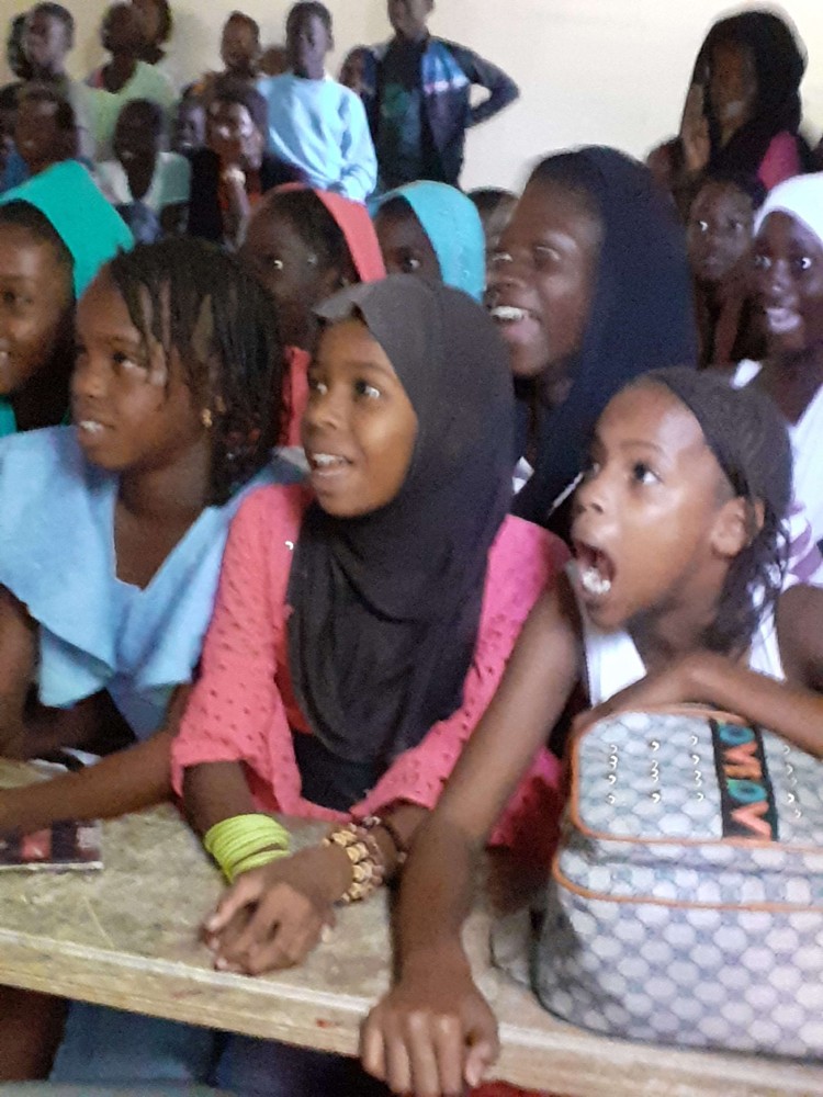 Enfants ébahis devant l'écran.