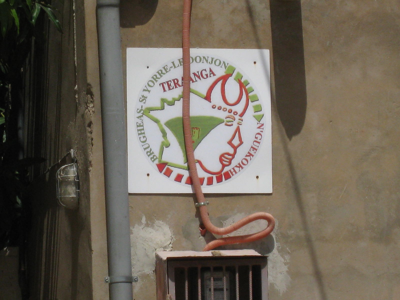 Logo de Teraanga sur le mur de la maison du jumelage.